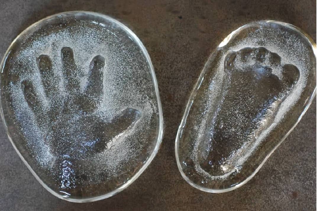 ガラスの手形・足形
